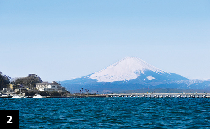 江の島の背景には、富士山がくっきりと。