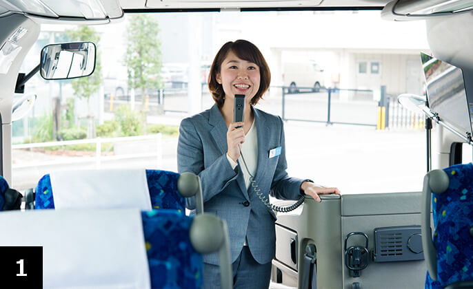 バスの中で自己紹介をする黒田さん。ガイドのいないツアーでは、旅先の解説をすることも。