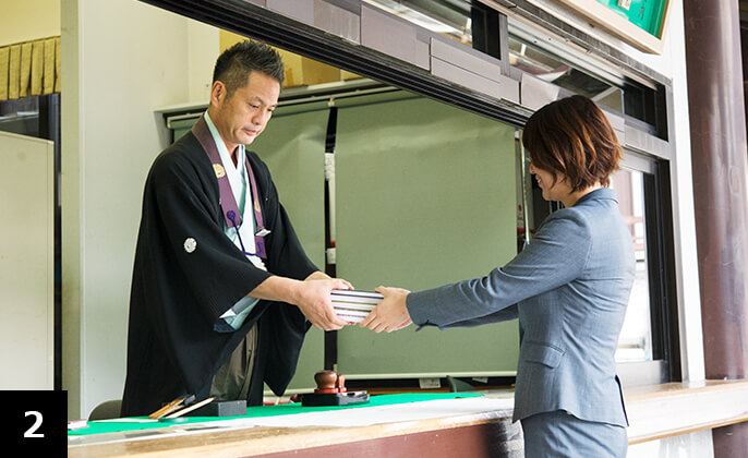 成田山新勝寺で、参加者分の護摩札を先回りして受け取っておく。