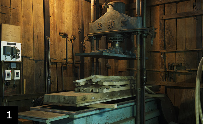 蔵の中には昔から使われている圧搾機も保存されている
