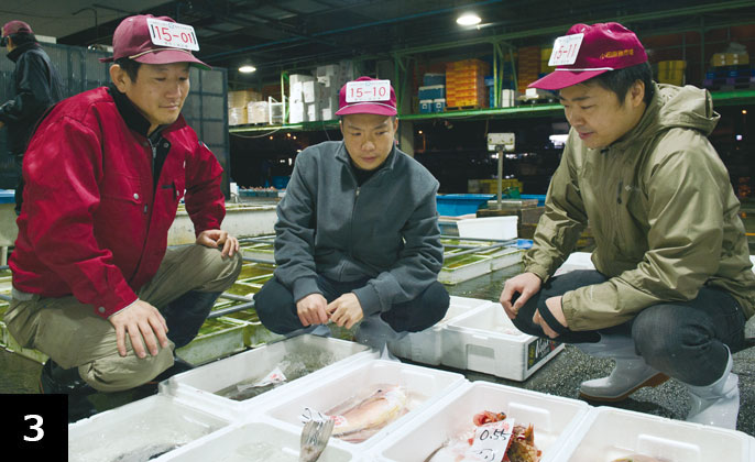 早朝に小田原魚市場で魚を選ぶ宇野さん。アイデアの掛け算はもうはじまっている。